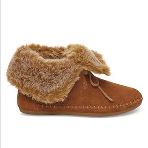 Fur lined moccasin boot